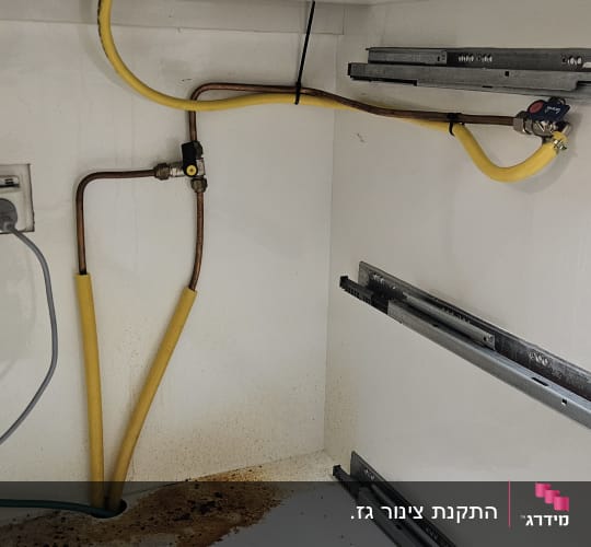 חיבורים וצינורות גז מתחת לכיור במטבח